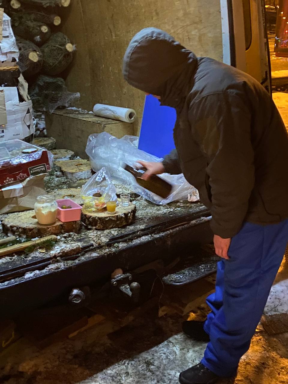 Сало, медовуха і сімейний бізнес: вечірній репортаж з ялинкового ярмарку в Києві